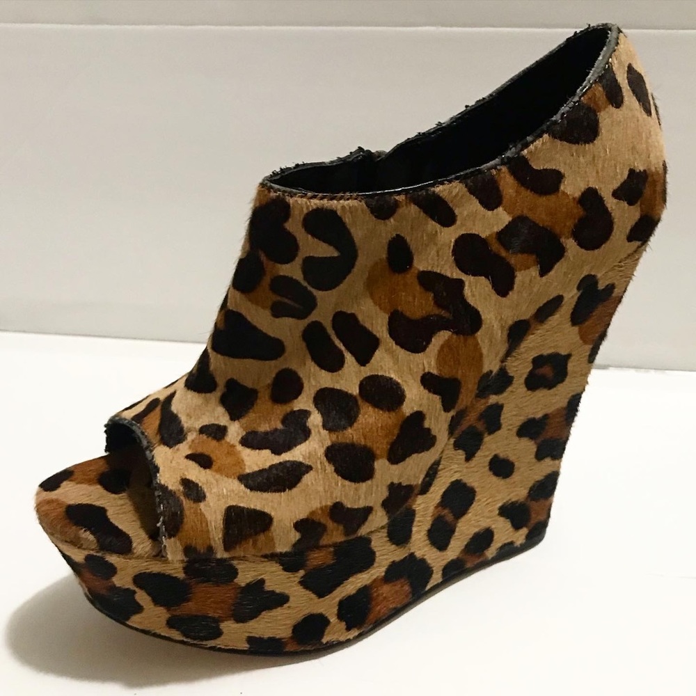 ★STEVE MADDEN cheetah print wedges ★